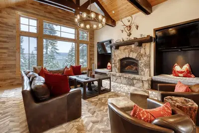 Image de Luxury Northstar Home w/Gourmet Kitchen, Fireplaces, Hot Tub, Game Room - Hiking
