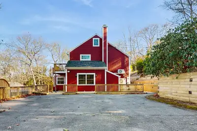 Image de Pondfront escape with private beach, hot tub, sauna, play area & dog-friendly