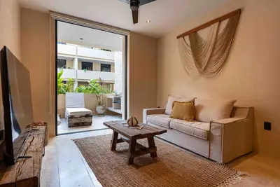 Image de Modern jungle escape with rooftop pool, gym access & private balcony