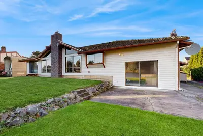 Image de Spacious dog-friendly home on the lake with yard, full kitchen, washer & dryer