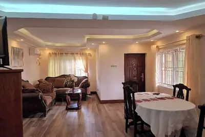 Image de Upscale 2 bedroom, 2 baths, fully furnish, Wifi, backup generator, 24/7 security