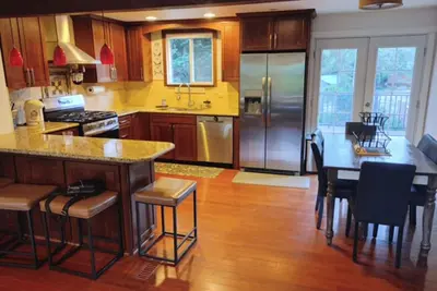 Image de Beautiful 5-bedroom 3 bath house with Ac in peaceful Kirkland neighborhood