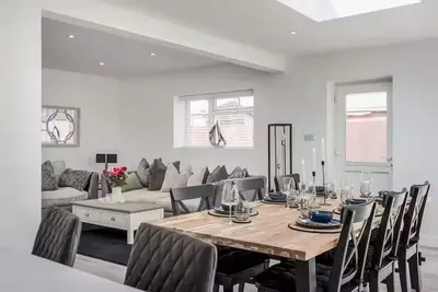 Image de Seaside Bungalow with Garden & Inflatable Hot Tub.