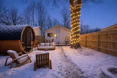 Image de Geneva-on-the-Lake Luxury Spa Retreat • Sauna & Cold Plunge Escape