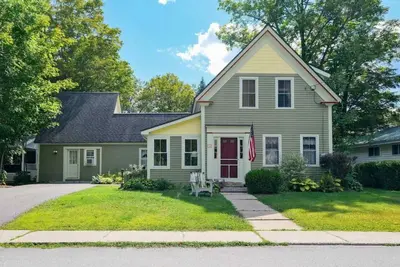 Image de Ludlow Village Farmhouse - steps from downtown and minutes to Okemo
