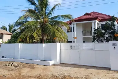 Image de Spacious 5-bedroom apartment in serene Haatso Atomic Road with Ac