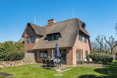 Image de Luxury house under thatch with garden, sauna and fitness