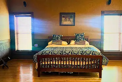 Image de 2-bedroom farmhouse in pleasant Danville with cozy charm and Ac
