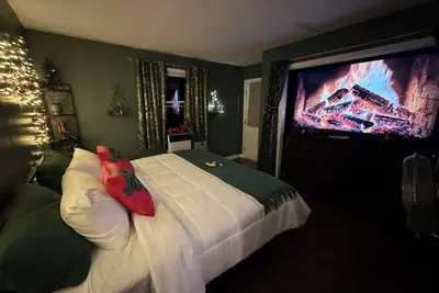 Image de The Whispering Oak is a private and cozy getaway with its own private entrance!