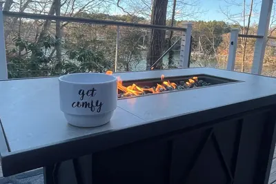 Image de Secluded Woodland Waterfront Retreat