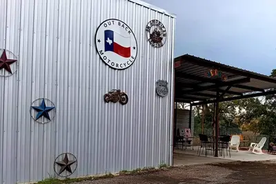 Image de Out Back Bunkhouse. Find peace & quiet in the country, 7 miles outside of town.