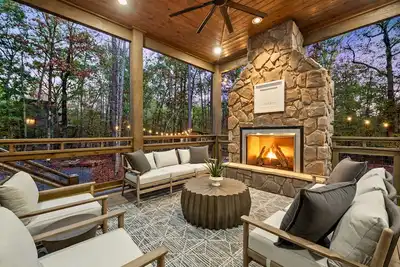 Image de 3 Cabins | Games | Playset | Creeks | Sleeps 52!