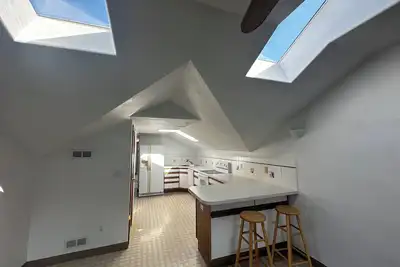 Image de 2-bedroom studio sunny bright north hill location.