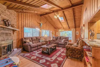 Image de Northern Dancer - Stunning 3 Bdrm, Spacious, Hot Tub, Fireplaces