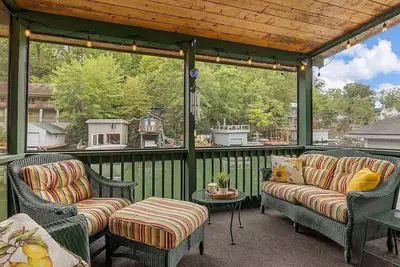 Image de \"Overshore Cottage\": Lakefront - 1, 100 ft² - Private Dock - Pet Friendly!