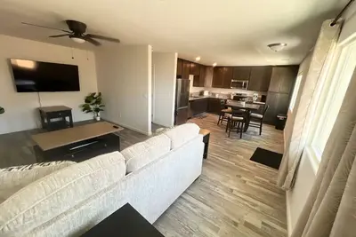 Image de Brand New Listing: Modern 2 Bdr | Heart of Turlock