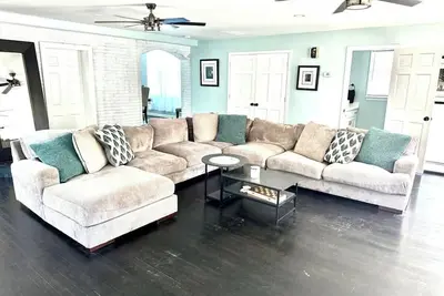 Image de Spacious 6-Bedroom Family Home in Solomons