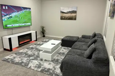 Image de Private 2-Bedroom Upstairs Suite w/ Smart Tv & Private Bath