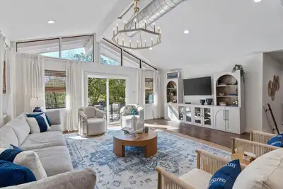 Image de New Casa Azul: Sleeps 20|Coastal Glam w/Hot Tub, Theater & Slide