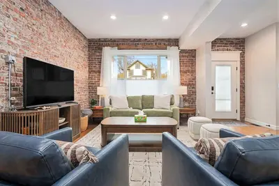 Image de Rare Omaha Brownstone Retreat! 2 Kings and Garage!