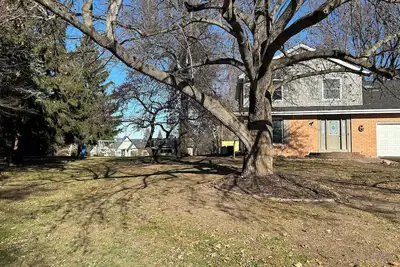 Image de Fabulous 5-bedroom house in quiet neighborhood 5 minutes from Tbk sports complex