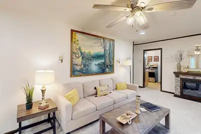 Image de 5 Mi to Dtwn Indy! Home w/ Game Room & Fireplace