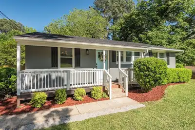 Image de Near Downtown Raleigh l Hot Tub l Fire Pit l Bbq l Games