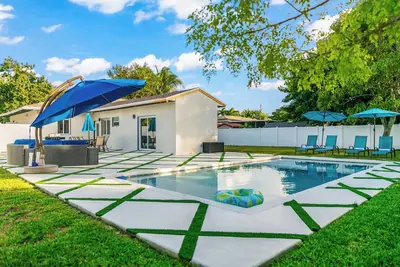 Image de Modern North Miami Oasis w/ Heated Pool & Patio