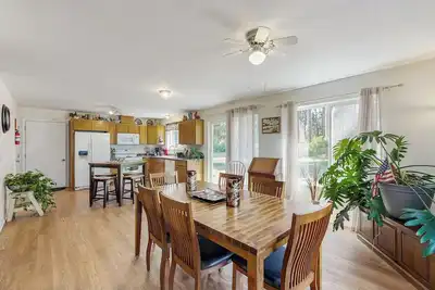 3br House w/ Lake Views, Full Kitchen, A/C & WiFi