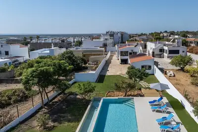 Image de Single story villa, private pool, and walking distance to beach