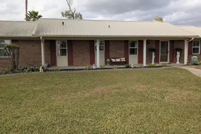 Image de Superb 3-bedroom house with Ac and relaxing pool in adorable Orange Texas