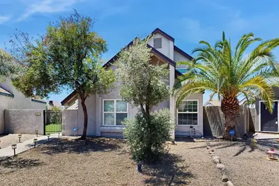 3br Home w/ Sparkling Pool, Fire Pit & Grill