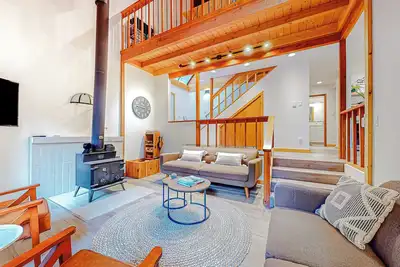 Image de Forested 4 Br w/ Games, Fire Pit & Wood Stove