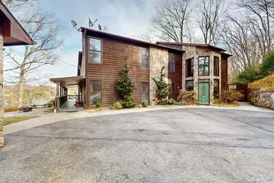 Image de 4br Lakefront Home w/ Dock, Views & Game Room