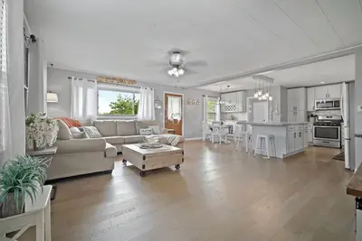 Image de 4 bedroom house with game room, pool, hot tub, & fire pit near Lake Bloomington