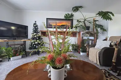 Image de @ The Flower Beds\nWalk to town and beach