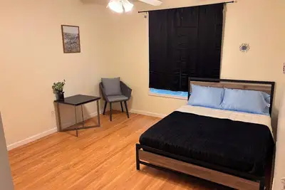 Clean 2 Br 6 Mins from Nc State w Workspace Desk