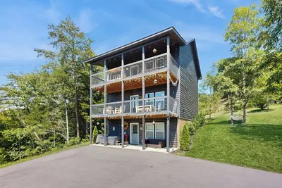 Image de 1 Mi to Douglas Lake! Mtn-View Haven w/ Hot Tub