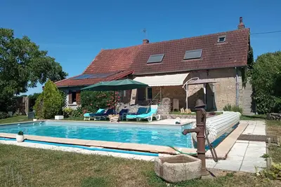 Image de Maison familiale pour vacances avec grande piscine, animaux acceptés.