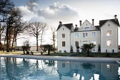 Image de Demeure d'exception à 1h15 de Paris, avec terrain de padel, piscine, 15 pers.