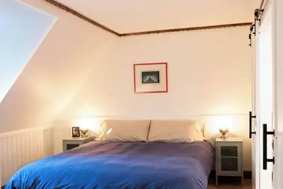 Image de Gorgeous authentic 4-bedroom lakefront chalet with spa.