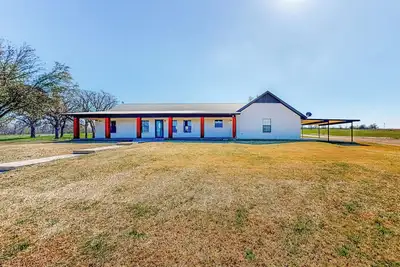 Image de Expansive, Dog-Friendly 3br w/ Pond, Pool, Patio