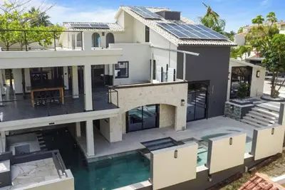 Image de Stylish 4-bedroom retreat with shared resort-style amenities