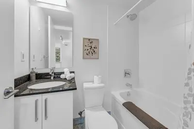 Image de Luxury Micro-Boutique Hotel on York St| Steps to Cn Tower & Waterfront W/Parking