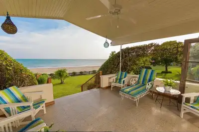 Image de Fully staffed 4-bedroom beach front villa in charming Great Bay Treasure Beach