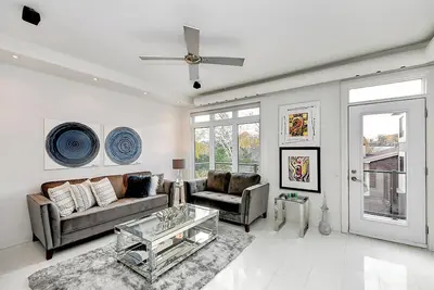 Image de Modern 2-Bedroom Condo Near Downtown with Gourmet Kitchen & Parking