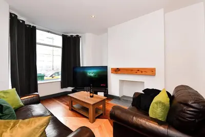 Image de Stylish 2-Bed • Close to City & Heath Hospital - Pass the Keys