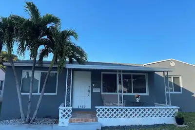 Image de 2 miles from Hollywood beach and Downtown Hollywood