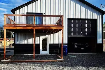 Image de Huge Indoor Parking! 3 bedroom Shop House with 2 full bathrooms