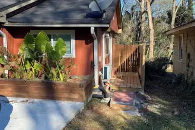 Image de Cozy studio in wonderful Decatur with refreshing Ac and heat, and private deck.